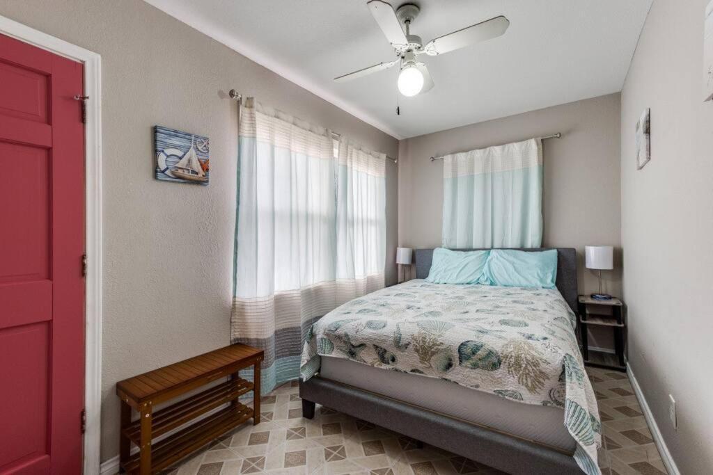 Cozy Sea Breeze Bungalow - 2 Mins To The Beach Galveston Exterior foto